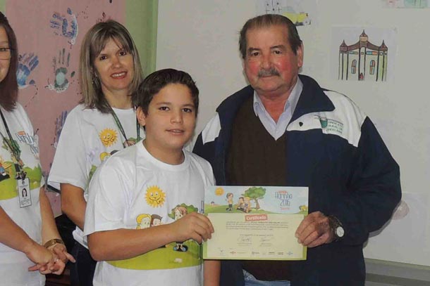 Presidente do Sindicato Rural de Candelária, Mauro Flores, entregou certificado ao menino Diogo