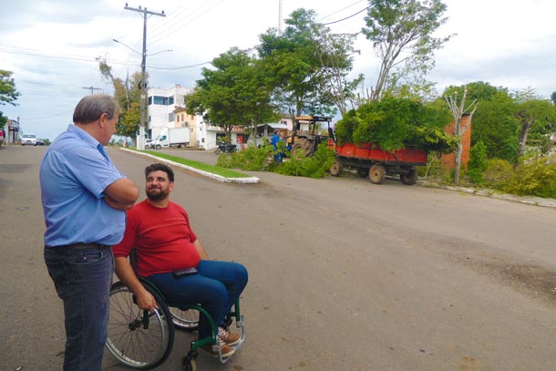Vice-prefeito Larri Schoenfeldt (esq.) acompanhou as podas junto do secretário Agnelo Machado (dir.)