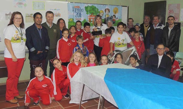 Aluno Diogo recebeu bicicleta como prêmio