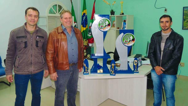 Troféus para os campeões foram adquiridos pela Prefeitura Municipal