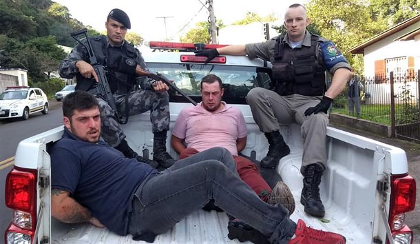 Bandidos abandonaram veículo de fuga e tentaram fugir por um matagal