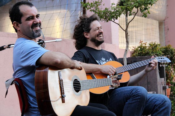 O instrumentalismo (à base de violão) de suas músicas é o principal diferencial do Batuque de Cordas