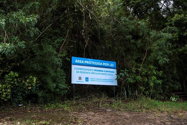 Placas foram instaladas em regiões consideradas Área de Preservação Permanente