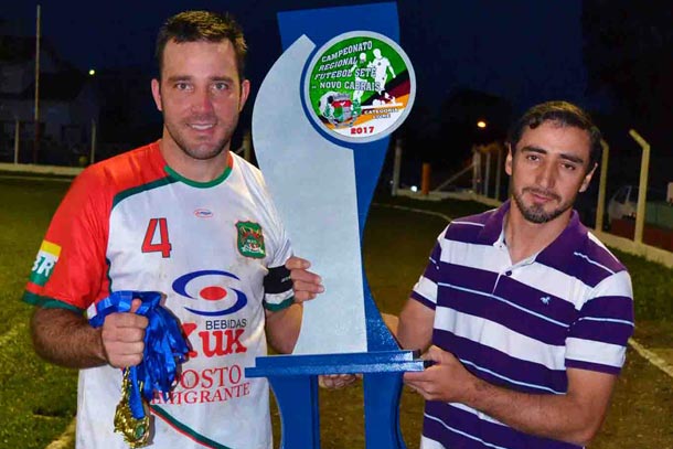 Capitão do Manchester/Cereais Beskow, Marcelo Massierer, recebeu o troféu de campeão da categoria Livre do Regional