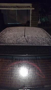Dias de frio intenso, ao ponto de deixar camadas de gelo nos carros, como na foto, serão registrados, mas em menos ocasiões