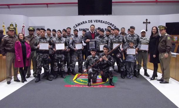 Oficiais da BM e o vereador Mathias Bertram com os integrantes do POE