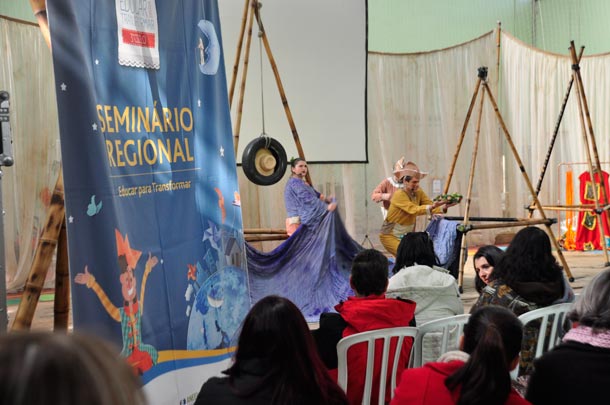 Professores prestigiaram espetáculo teatral durante o seminário