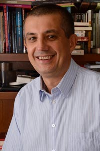 Demétrio de Azeredo Soster é professor na Universidade de Santa Cruz do Sul e já lançou quatro livros de poesia