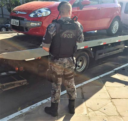 Policiais desconfiaram de veículo com lacre da placa rompido