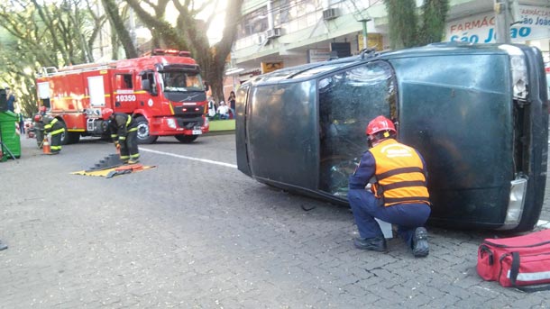 Bombeiro acompanha a vítima para verificar seu estado