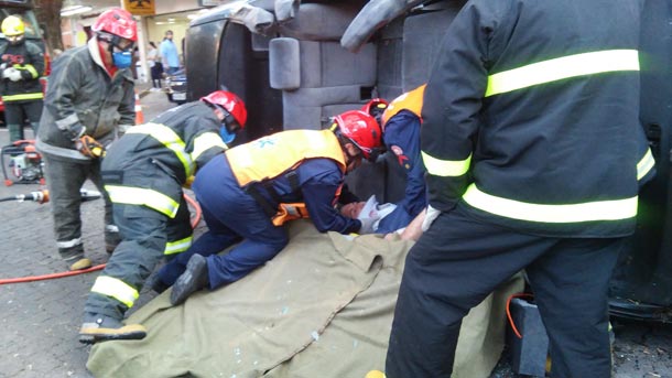 Vítima sendo resgatada durante a simulação