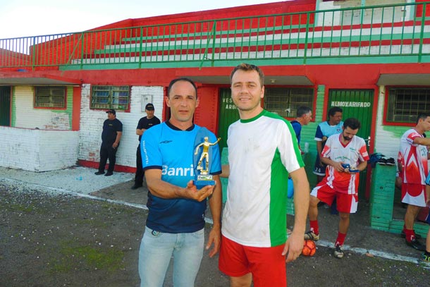 Adriano Broll recebeu troféu de goleador pelo jogador Cecé, que não foi à final