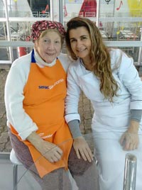 Eliana ao lado de Gilda (esq.) durante oficina na Oktoberfest