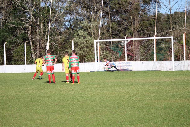 Goleiro Mateus defendeu penalidade máxima para o Linha Santa Cruz