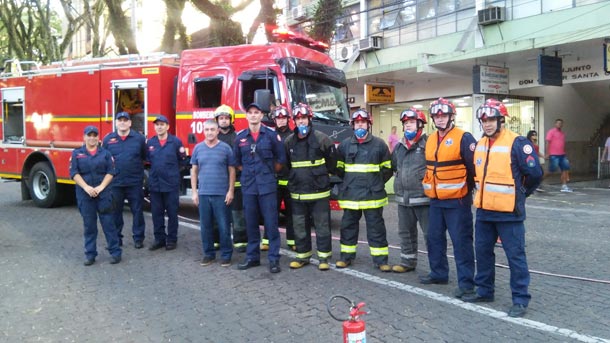 Uniformes dos Bombeiros já utilizam a cor azul, para diferenciar das cores utilizadas pela Brigada