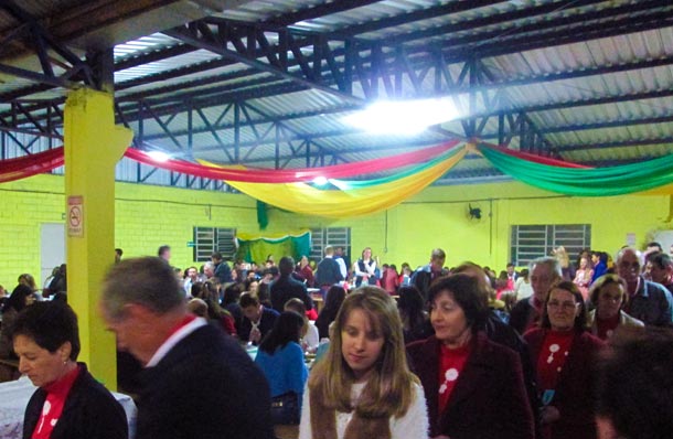Mesmo com o frio que fez no último sábado à noite, público lotou dependências do Pavilhão do Capão do Veado