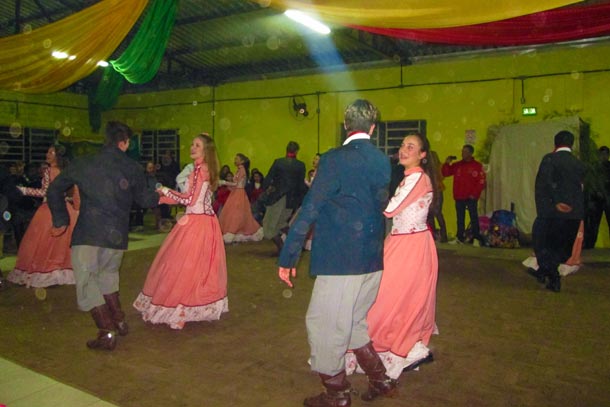 Invernada juvenil do CTG Querência, de Cerro Branco, encantou o público presente