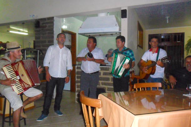 Edegar Pretto (2¼ da esq. p/ a dir.) mantŽm forte rela‹o com Novo Cabrais