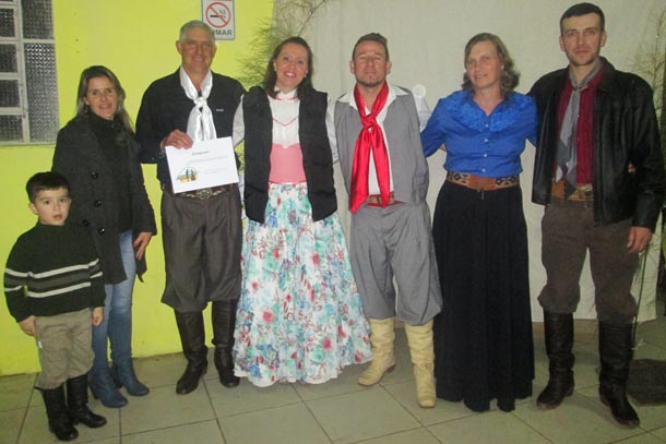 Patrão do piquete Tropeiro Velho, Jorge Borstmann (com o diploma na mão), também participou e se formou no curso de danças