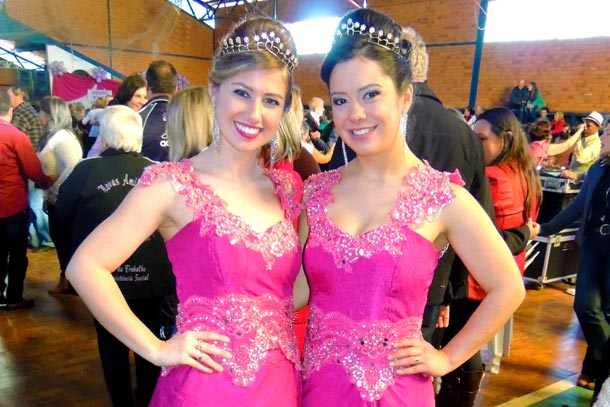 Soberanas Raíssa Machado e Rosieli Loch recepcionaram grupos no baile