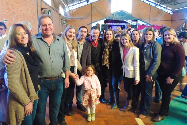 Público prestigiou o Baile do Grupo de Terceira Idade Novas Amizades