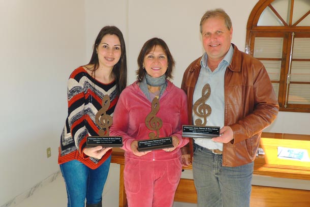Prefeitura já repassou à presidente da Comunidade São Cláudio, Angélica de Franceschi, os troféus que serão entregues no Encontro dos Jovens Talentos