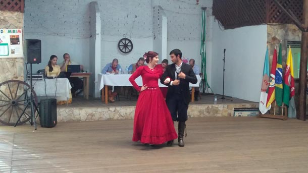 Bernardo Pinheiro e Eduarda Bitencort, do CTG Rincão da Alegria