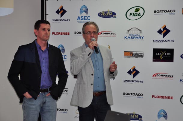 O vice-presidente do Sinduscon-RS, Carlos Gerhard (à direita), lançou o evento juntamente com o gerente do Sesi de Santa Cruz do Sul, Saulo Oliveira (à esquerda)