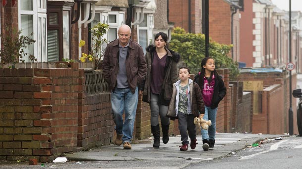 Em sua trajetória, percorrendo agências de empregos e órgãos públicos, Daniel Blake se depara com uma mulher, mãe de dois filhos, passando necessidades