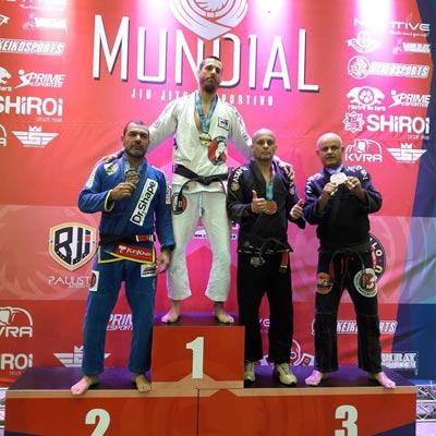 Lutador de Santa Cruz (esquerda) subiu ao pódio em São Paulo