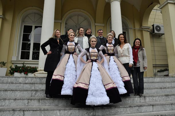 Soberanas com a coordenação executiva da 33ª Oktoberfest, Joana e Ana Tornquist