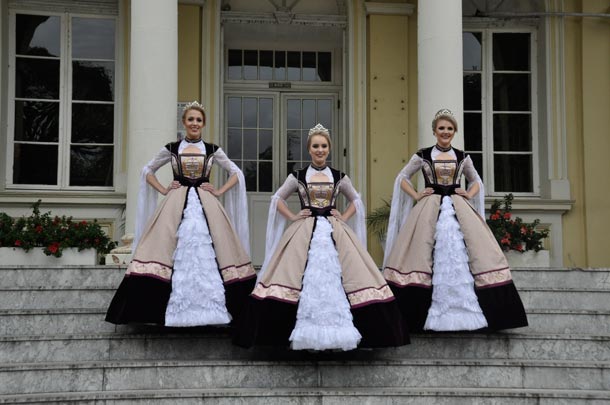 Com seus novos trajes, a rainha Milena Rachor, e as princesas Thartieri Assmann e Mylena Gehrke