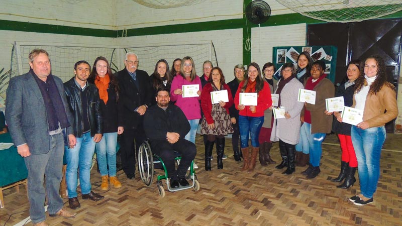 Curso de manicure formou 16 cabraisenses