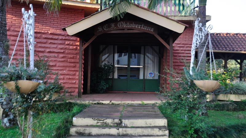 Na entrada da Bierhaus, nome da Sociedade Oktobertanz marca os 17 anos em que o grupo utilizou o espaço