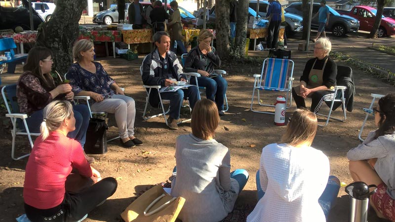 Feirantes produtores de alimentos orgânicos esclareceram dúvidas da comunidade
