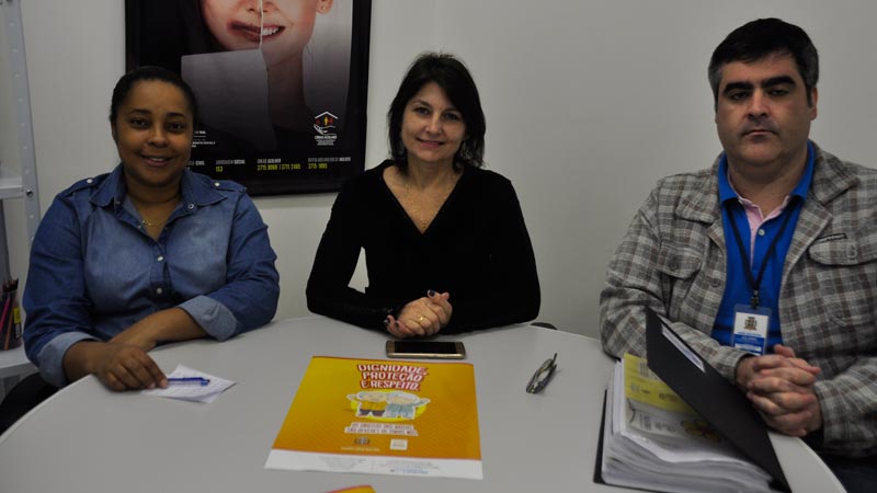 A Assistente Social do CREAS, Emília Rasquinha, a Coordenadora do CREAS, Ana Lucia Dalla Favera Grotto, e o advogado do CREAS, Juliano do Nascimento Garcêz
