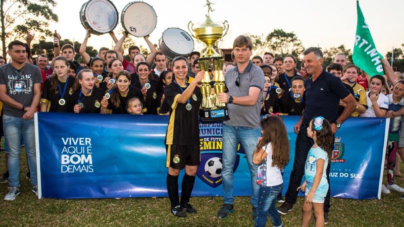 Taça de campeão foi entregue pelo secretário municipal de Esportes, Henrique Hermany