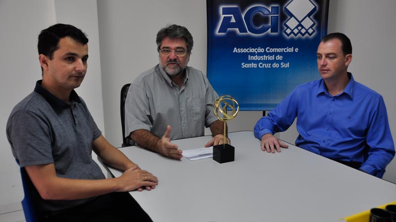 O presidente Ario Sabbi (centro) anunciou os vencedores ao lado do vice-presidente da ACI, Lucas Rubinger e do Presidente da Câmara de Vereadores, Paulo Lersch