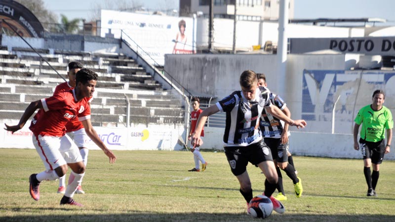 No último sábado, um bom público foi aos Plátanos prestigiar o juvenil do Galo contra o Inter