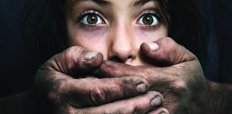 A maior parte dos crimes acontece dentro de casa e parte de pessoas próximas à vítima, o que dificulta a denúncia