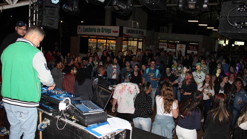 Mœsica e anima‹o na Festa dos Bixos