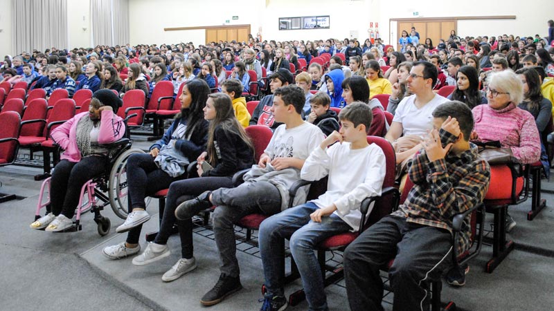 Grande nœmero de alunos prestigiou o espet‡culo