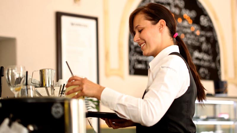 Bom humor, toler‰ncia e tŽcnica s‹o qualidades que os garons precisam ter