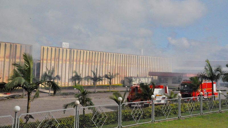 Caminhões do Corpo de Bombeiros e muita fumaça ainda podiam ser vistos no local do incêndio na manhã de segunda