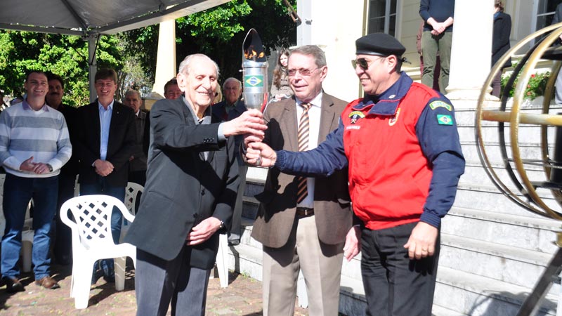 Chama foi trazida pela Liga de Defesa Nacional e entregue ao Prefeito Telmo Kirst (centro) e ao ex-prefeito homenageado Arno Frantz (esquerda) 