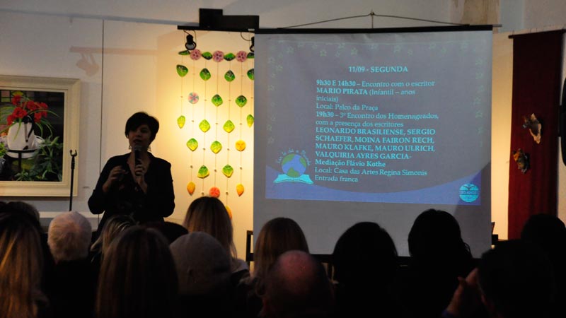 Roberta Pereira, gerente do SESC local, apresentou a programação 