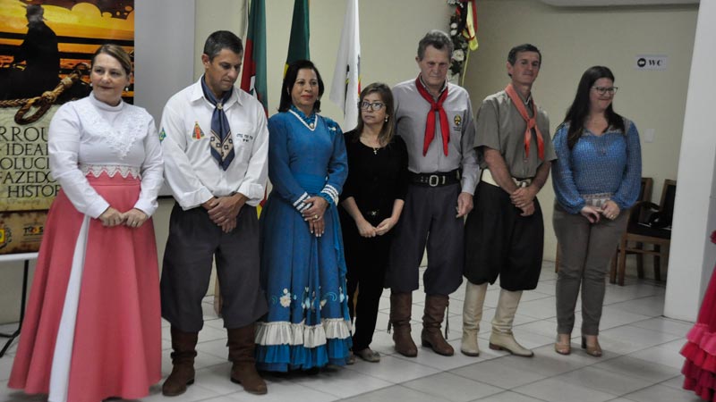 Comissão tomou posse na sexta-feira. Nadiesca Pohlmann (primeira à esquerda) e Zilo Cardoso (segundo à esquerda) foram eleitos presidente e vice
