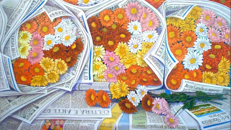 Trabalhos como o da série de flores enroladas em jornais estão entre os expostos