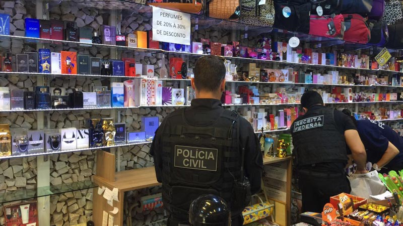 Cerca de 400 caixas com materiais que somam quase R$ 2 milhões em mercadorias foram apreendidas