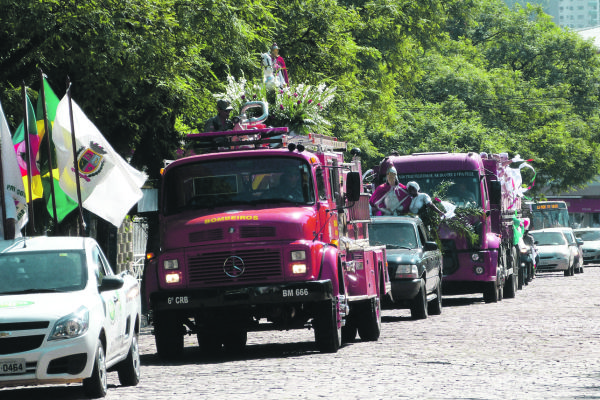 A carreata inicia a partir das 10 horas na rua Cambará e passa por várias ruas do município